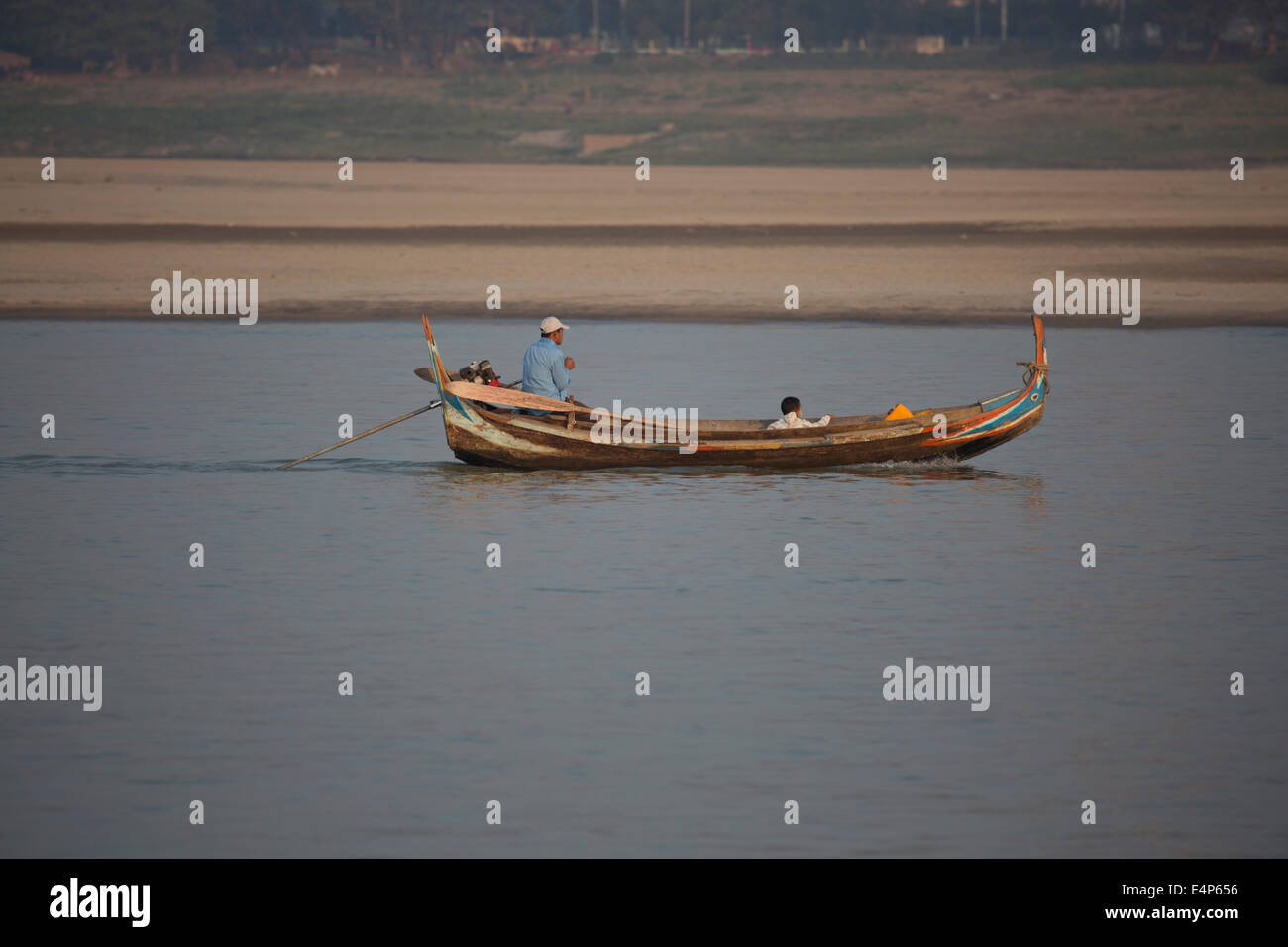 Uno stile tradizionale di imbarcazione utilizzata da persone sul fiume Irrawaddy in Birmania/Myanmar. Foto Stock