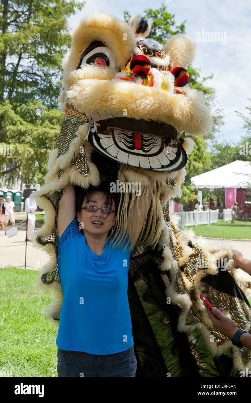 Donna mettendo su Lion costume al cinese festival - USA Foto Stock