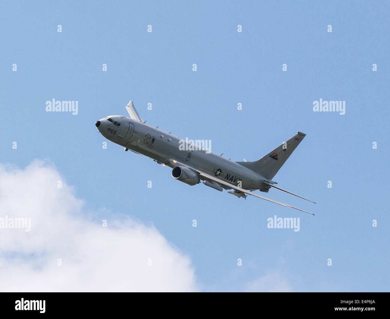 Farnborough, Hampshire, Regno Unito. Il 15 luglio 2014. P-8A Poseidon ha partecipato per la prima volta oggi a battenti visualizza a Farnborough Airshow internazionale.La P-8A, un derivato di militari dell'azienda 737-800 di nuova generazione, è un multi-missione aerei che fornisce funzionalità avanzate di anti-sommergibile e anti-guerra di superficie delle funzionalità per gli Stati Uniti La marina e la Marina indiana (P-8I). È entrato a far parte di Boeing al multi-ruolo F/A-18E/F Super Hornet fighter per dimostrare la funzionalità versatili durante il quotidiano battenti visualizza. Entrambi i velivoli sono anche sulla visualizzazione statica. Credito: Niall Ferguson/Alamy Live News Foto Stock