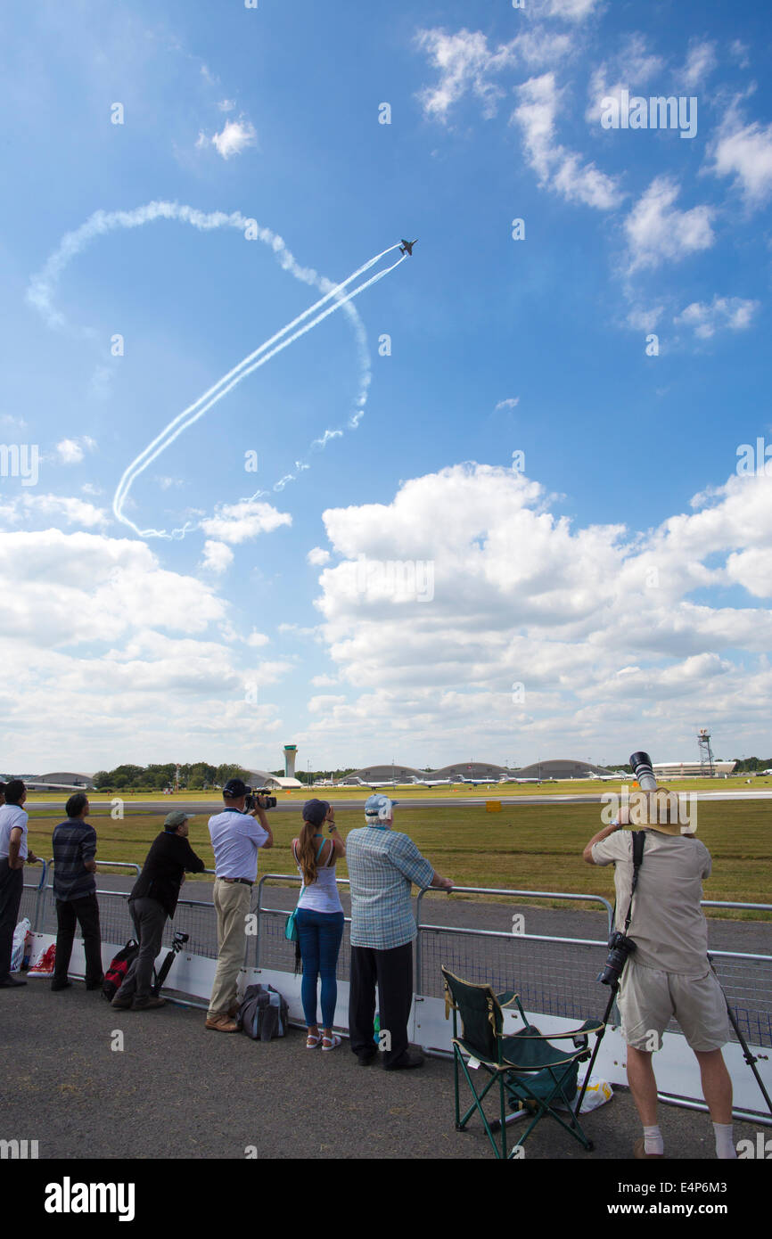 Il Farnborough International airshow mostra del commercio per i settori aerospaziale e della difesa, Hamphire, England, Regno Unito Foto Stock