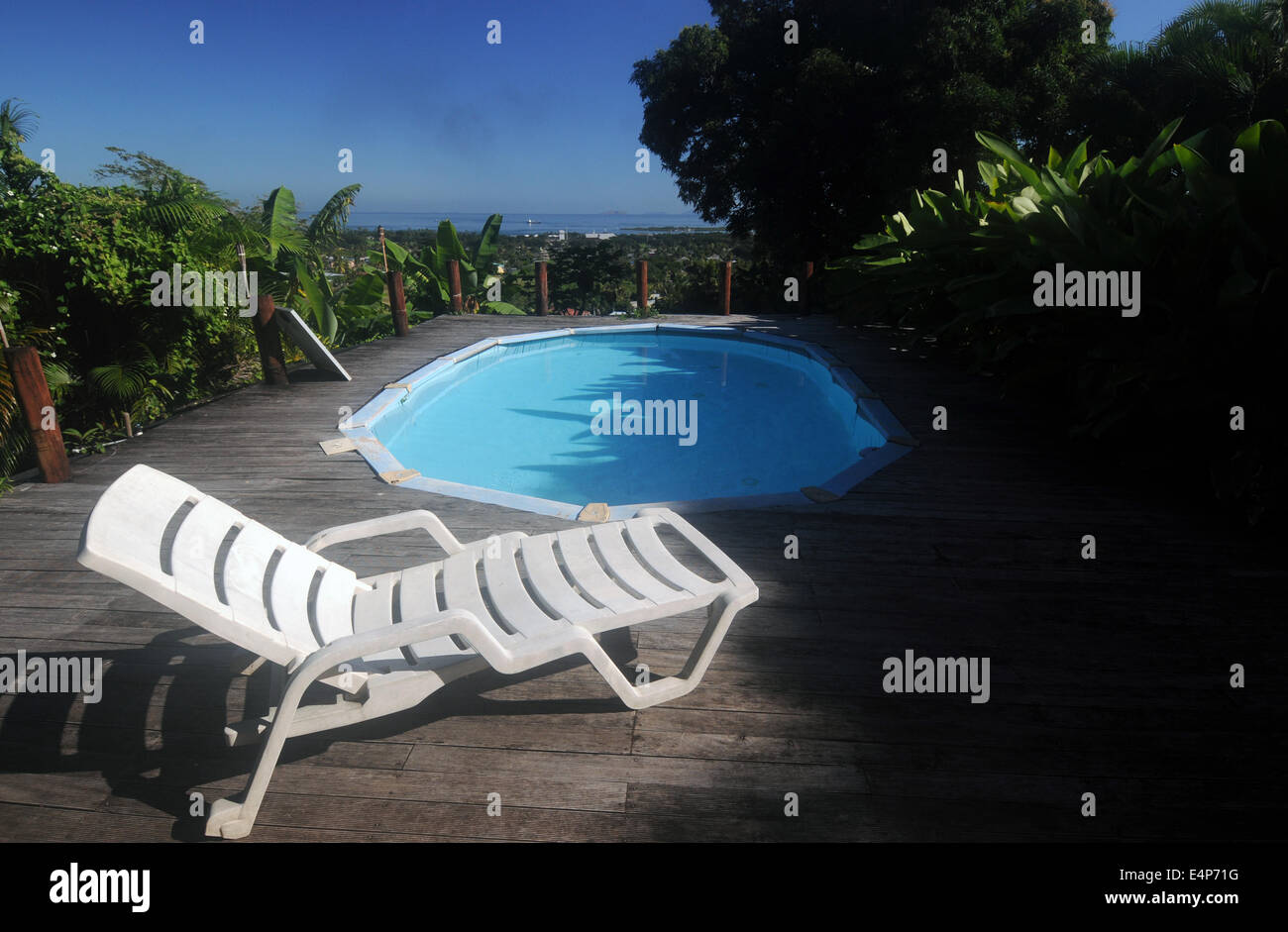 Lounge presso la piscina in expat home affacciato Lautoka, Isole Figi Foto Stock