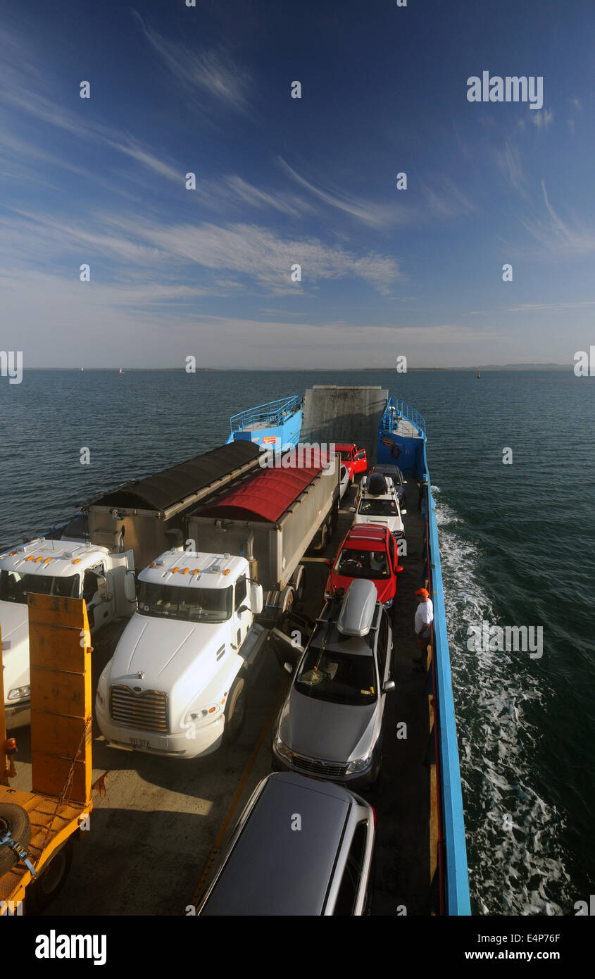 A pieno carico di traghetto per auto di tornare indietro attraverso la Moreton Bay a Brisbane da North Stradbroke Island, Queensland, Australia. N. PR Foto Stock