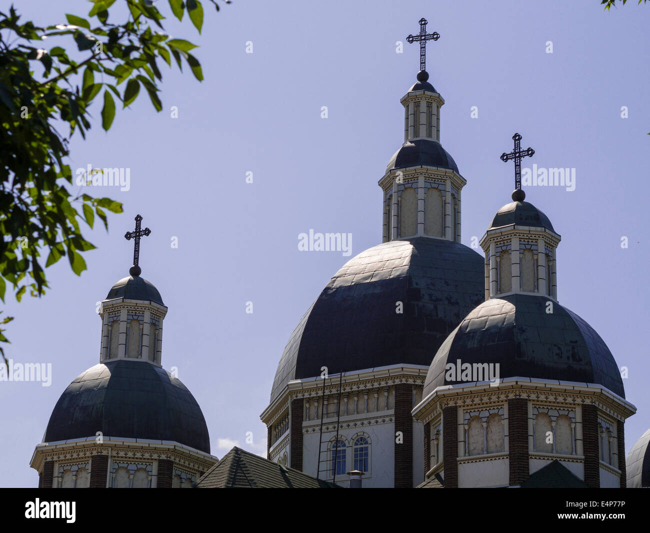 Le Cupole tripla con croci. Tre delle cupole della Ukrainian Catholic Cathedral in Edmonton, sormontato da un ornato croce di ferro Foto Stock