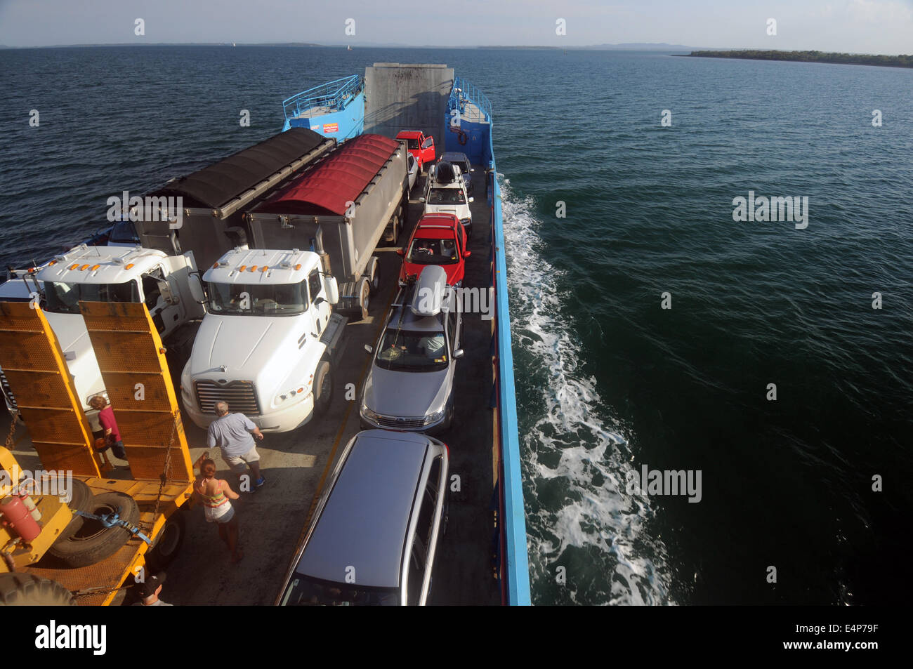 A pieno carico di traghetto per auto di tornare indietro attraverso la Moreton Bay a Brisbane da North Stradbroke Island, Queensland, Australia. N. PR o Foto Stock