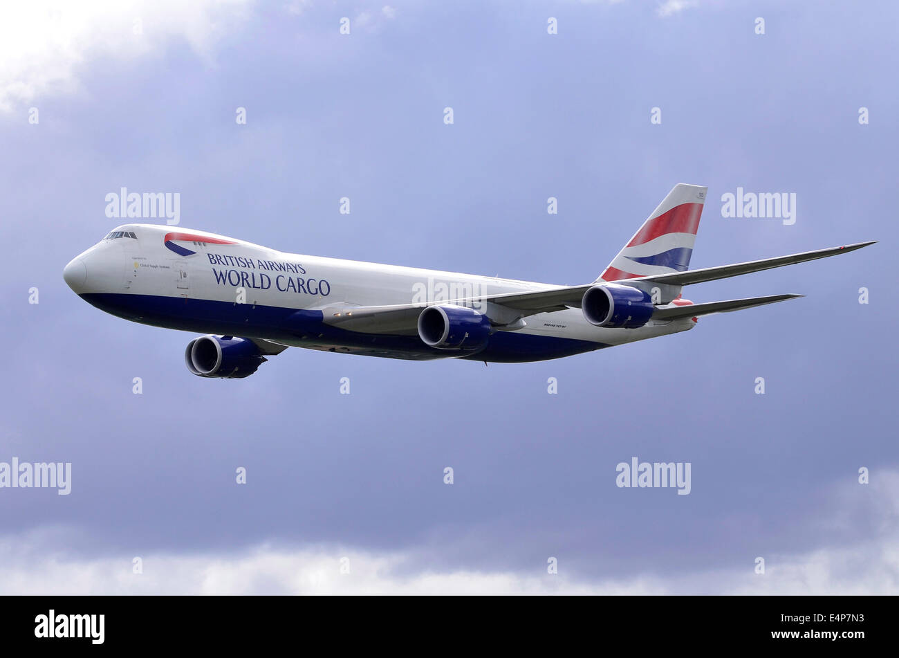 Boeing 747-8F azionato da globale di sistemi di alimentazione a nome di British Airways World Cargo facendo una bassa flypast a Duxford Airshow di Foto Stock