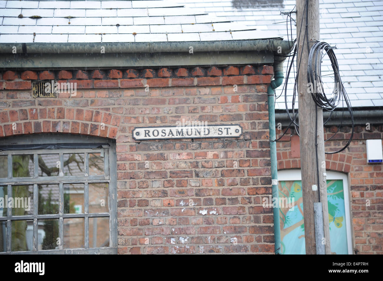 Rosamund Street sul set di Coronation Street presso la ITV Granada Studios, Quay Street, Manchester, Regno Unito Foto Stock