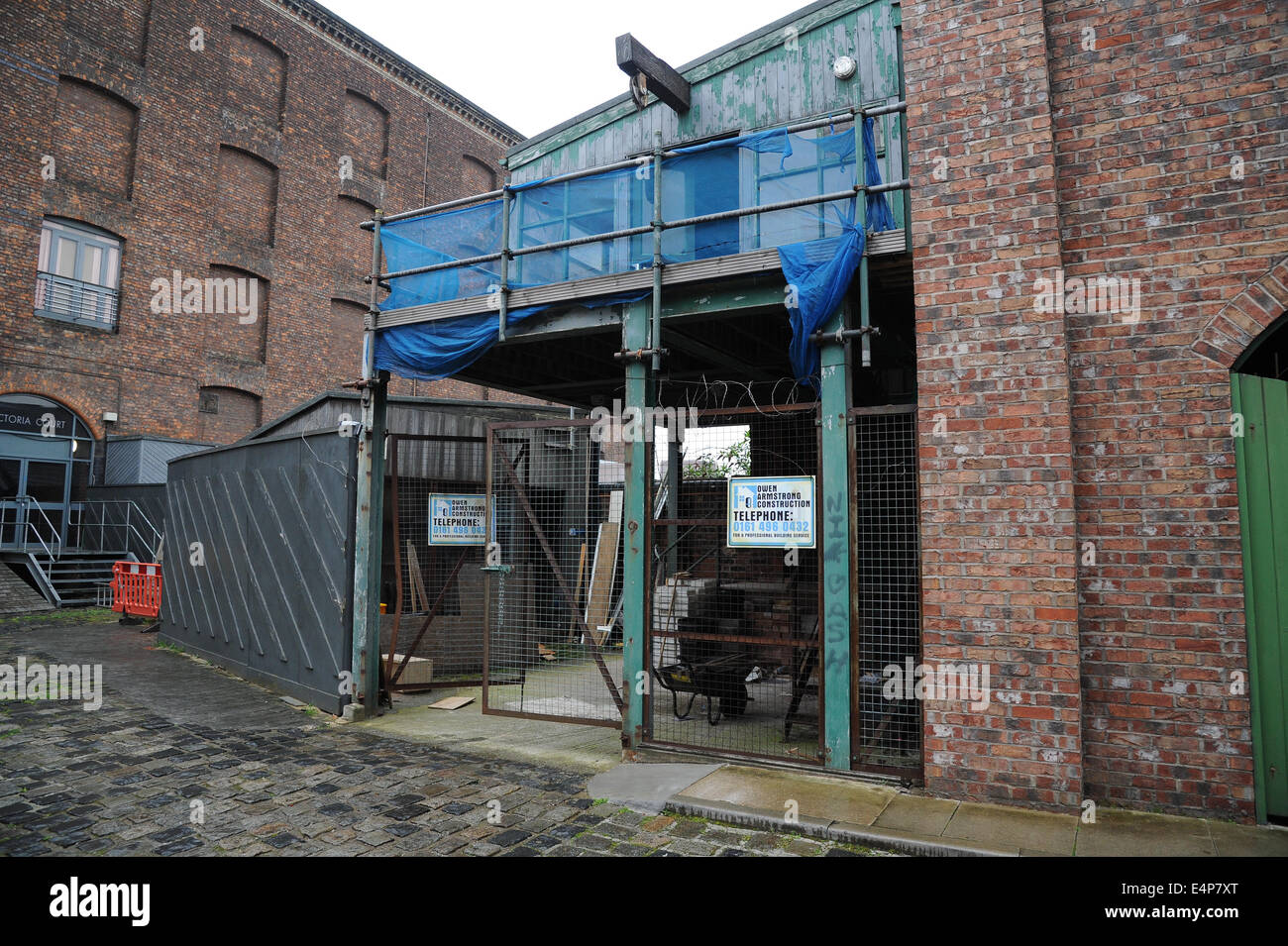 Costruttori cantiere sul set di Coronation Street presso la ITV Granada Studios, Quay Street, Manchester, Regno Unito Foto Stock
