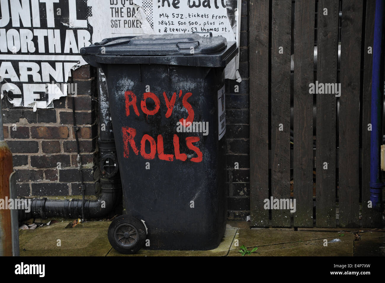 Roys rotoli bidone con ruote sul set di Coronation Street presso la ITV Granada Studios, Quay Street, Manchester, Regno Unito Foto Stock