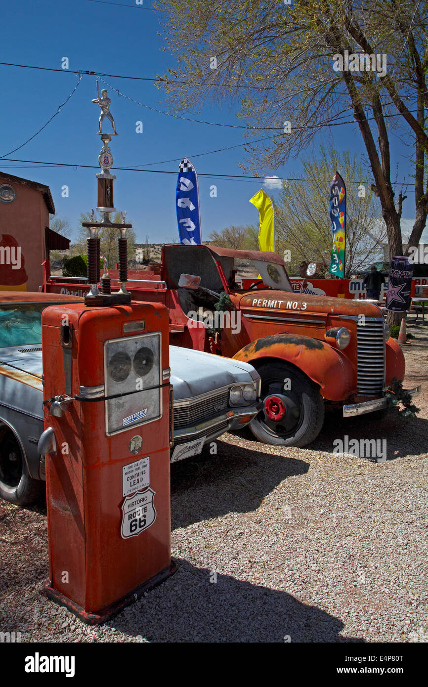 I vecchi veicoli e pompa a gas dietro Delgadillo del cappuccio di neve, Seligman, storico U.S. Route 66, Arizona, Stati Uniti d'America Foto Stock