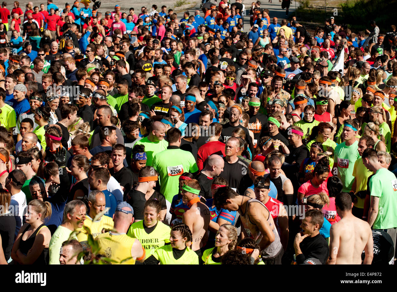 La folla all'inizio del Whistler Vancouver dura Mudder evento. Foto Stock