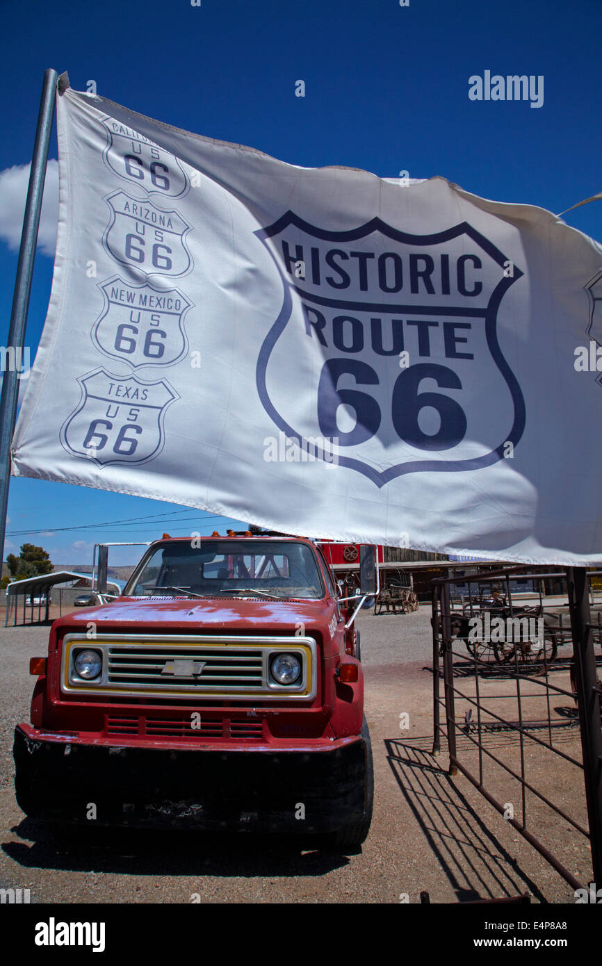 Chevrolet carroattrezzi e Percorso gigante 66 bandiera, Seligman, storico U.S. Route 66, Arizona, Stati Uniti d'America Foto Stock
