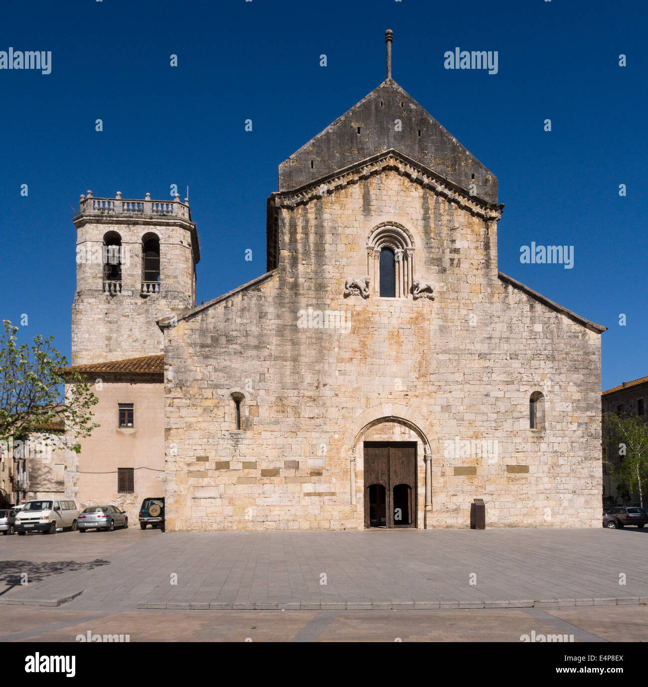 Monester de Sant Pere facciata anteriore. Questa chiesa romanica definisce la piazza principale del piccolo villaggio di Besalu. Foto Stock