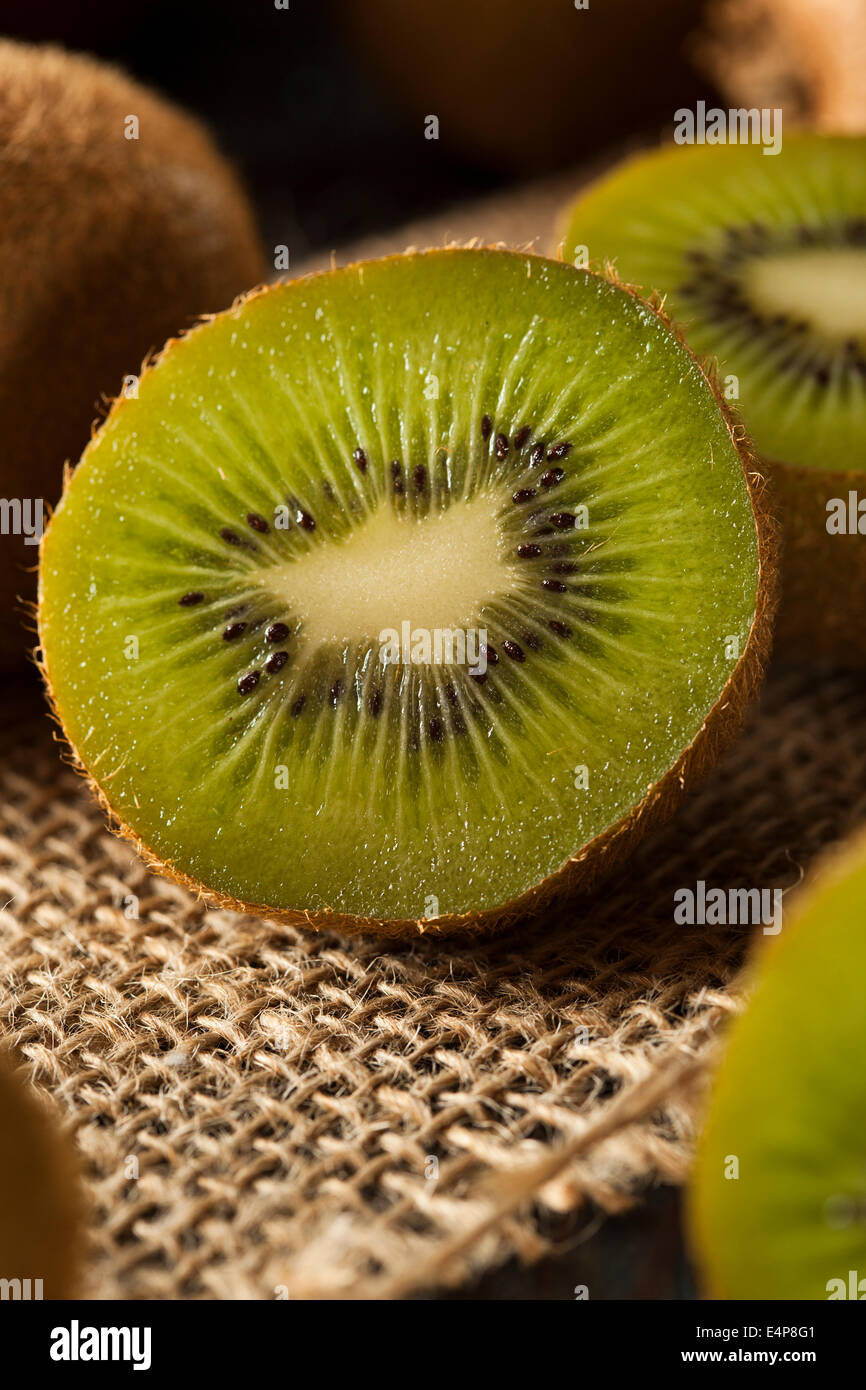 Fresche biologiche di kiwi verde su uno sfondo Foto Stock