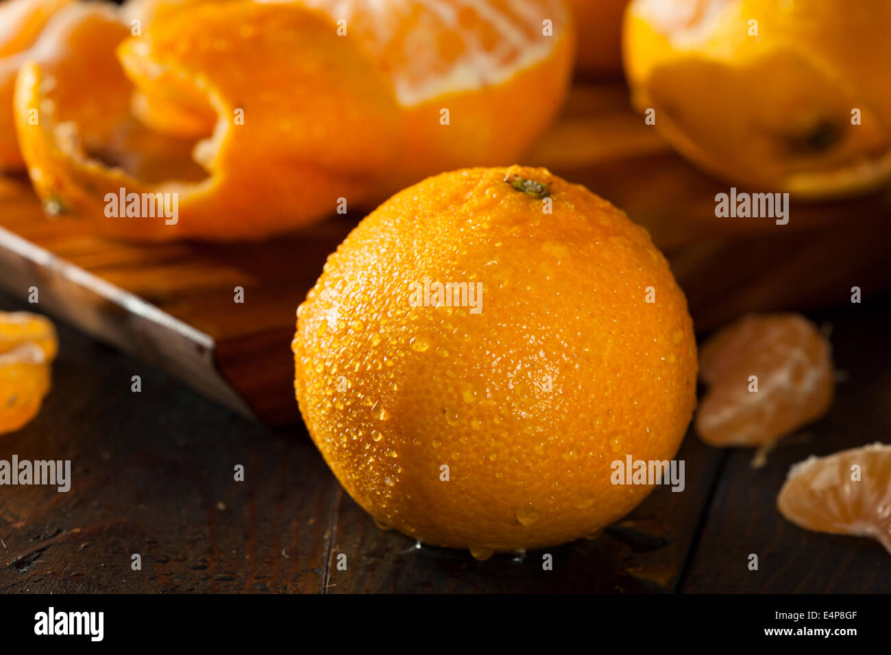 Fresche Materie organiche Arance Mandarini pronto a mangiare Foto Stock