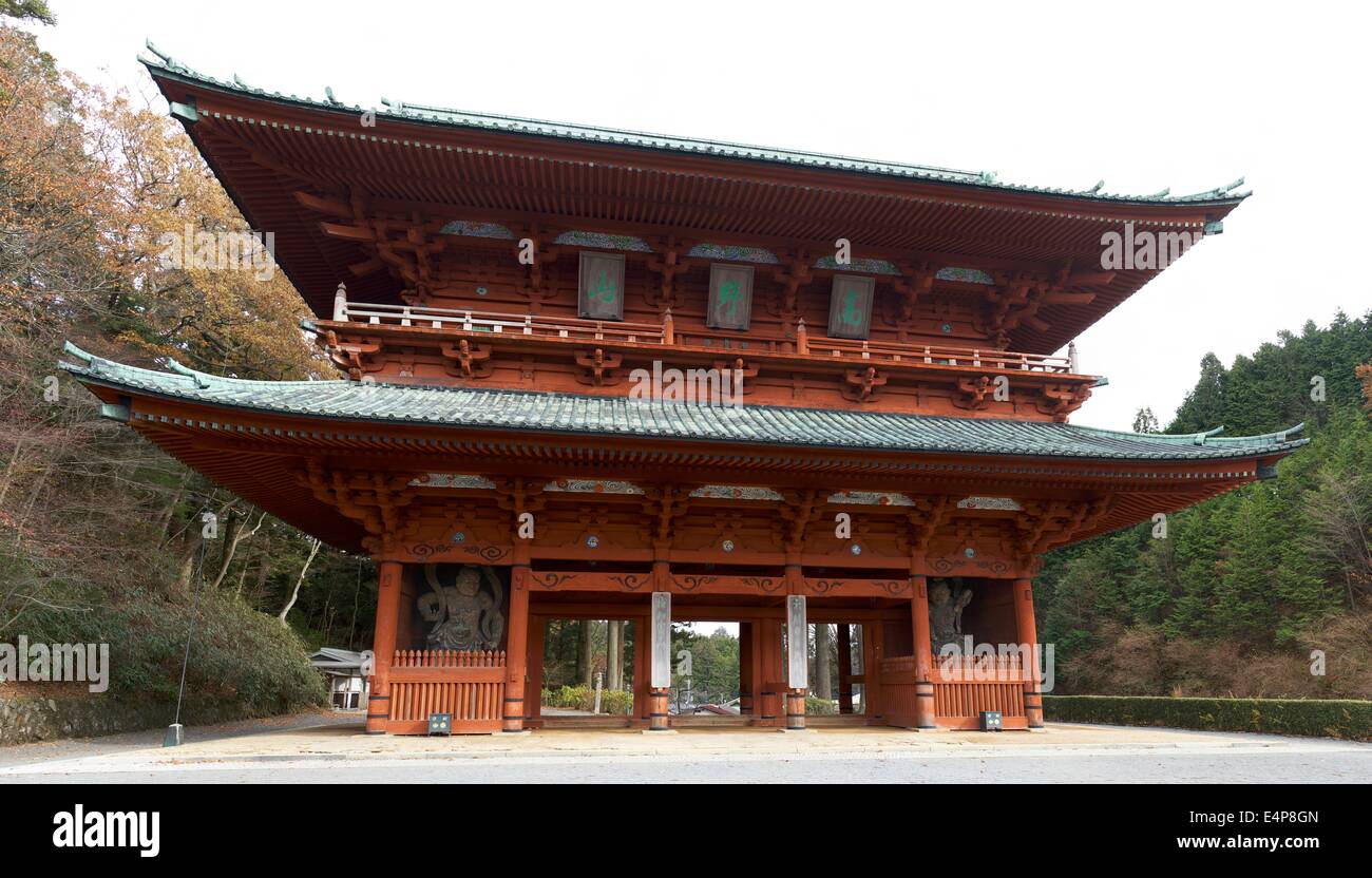 Grande porta a Koya-san nella prefettura di Wakayama, Giappone Foto Stock
