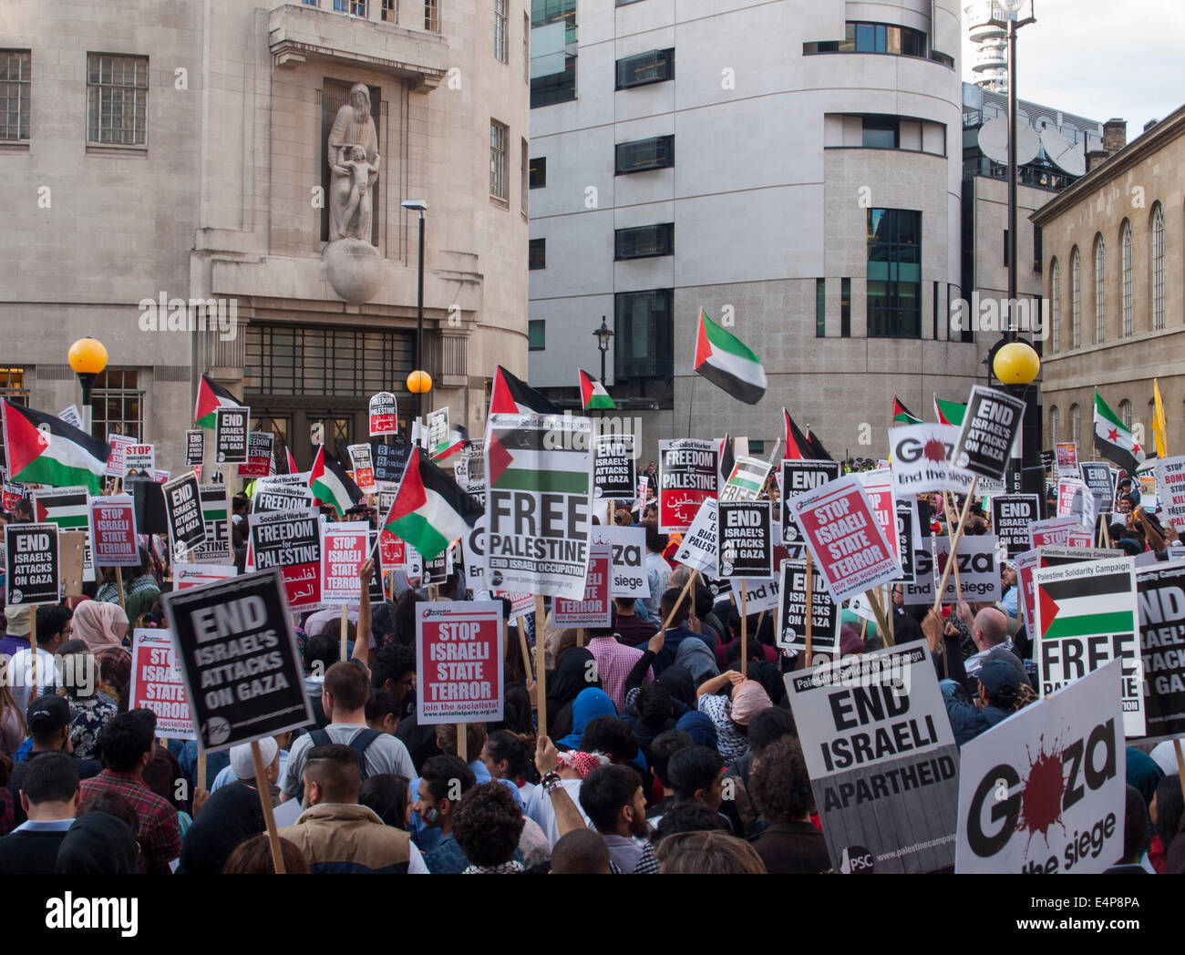 Londra, UK.Il 15 luglio 2014. Gli attivisti Pro-Palestinian protesta contro le presunte nella polarizzazione della BBC di copertura del recente conflitto tra Israele e Hamas. Credito: Mamusu rileva Kallon/Alamy Live News Foto Stock
