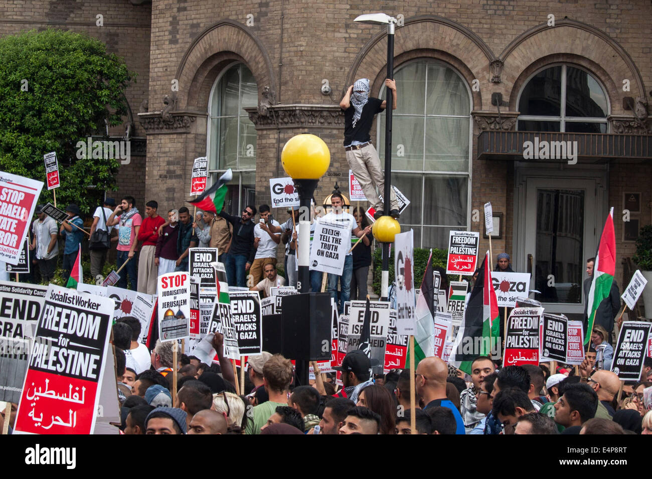 Londra, UK.Il 15 luglio 2014. Gli attivisti Pro-Palestinian protesta contro le presunte nella polarizzazione della BBC di copertura del recente conflitto tra Israele e Hamas. Credito: Mamusu rileva Kallon/Alamy Live News Foto Stock