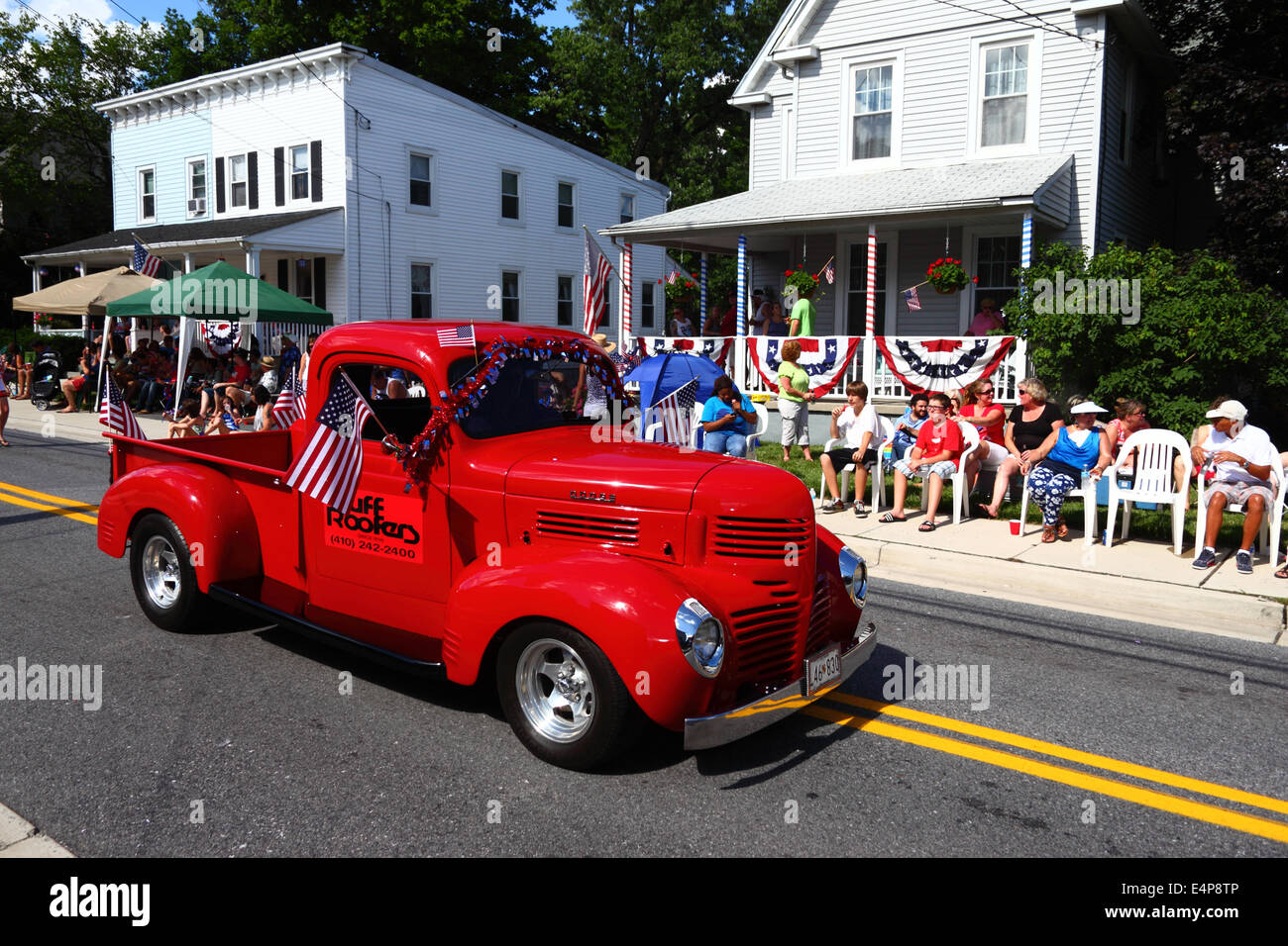 Classico / personalizzato Dodge pick truck appartenente alla società locale Ruff Roofers durante il 4th luglio Independence Day Parades, Catonsville, Maryland, Stati Uniti Foto Stock