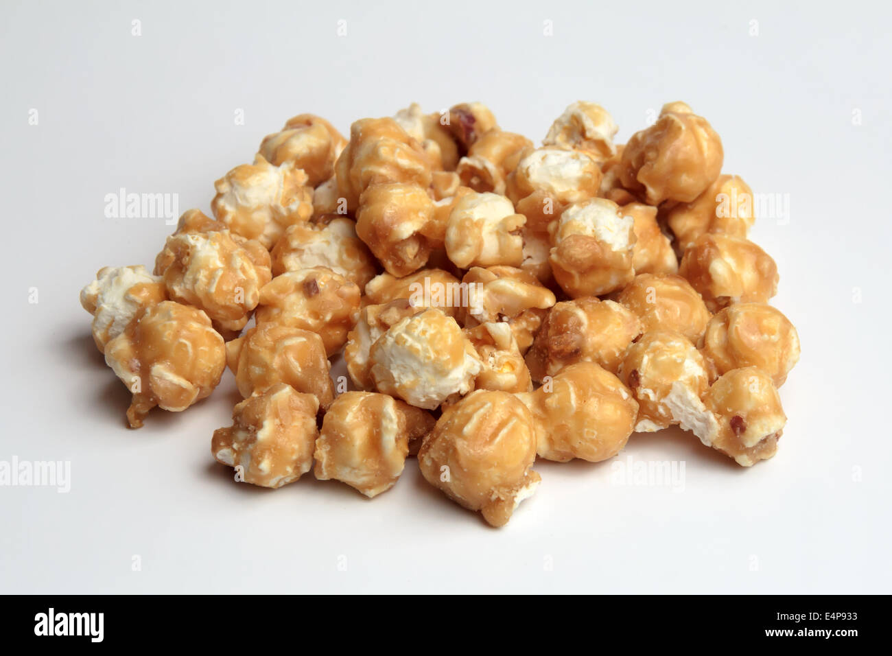 Primo piano della caramella di popcorn isolato su bianco. Foto Stock