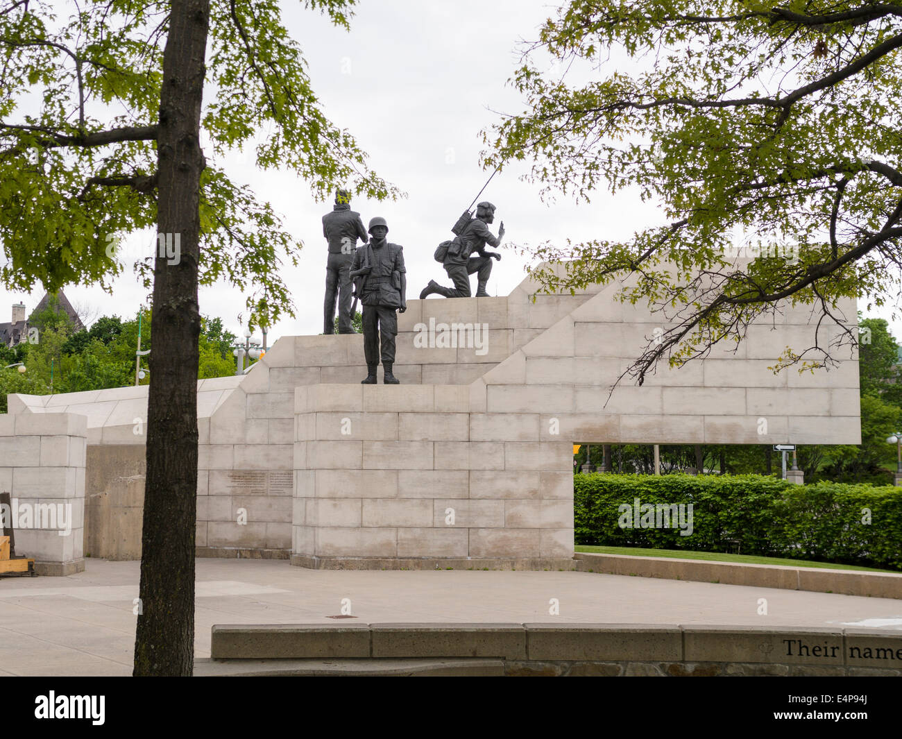 Riconciliazione: il Monumento di mantenimento della pace. Un monumento per commemorare Canadian artefici di pace sorge lungo la Confederazione Boulevard Foto Stock