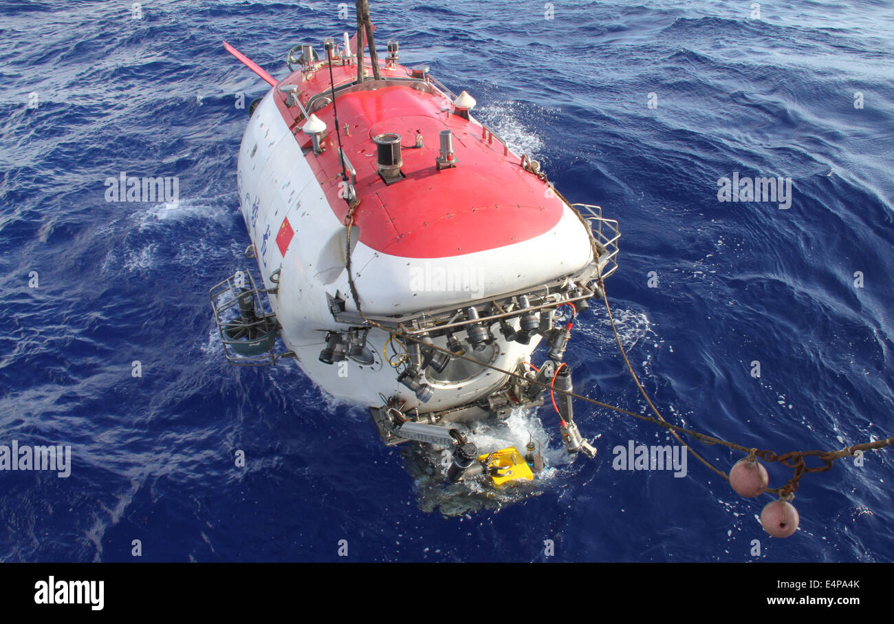 (140716) -- XIANGYANGHONG 09, 16 luglio 2014 (Xinhua) -- la Cina del presidiato di sommergibile Jiaolong è pronto a tuffarsi in mare per la ricerca scientifica, 16 luglio 2014. Jiaolong e la sua nave appoggio la Xiangyanghong 09 sono su una ricerca scientifica viaggio nel nord-ovest pacifico, durante la quale sarà la ricerca di cobalto-ricca di croste e forme di vita che popolano il fondo del mare. (Xinhua/Luo Sha) (lfj) Foto Stock