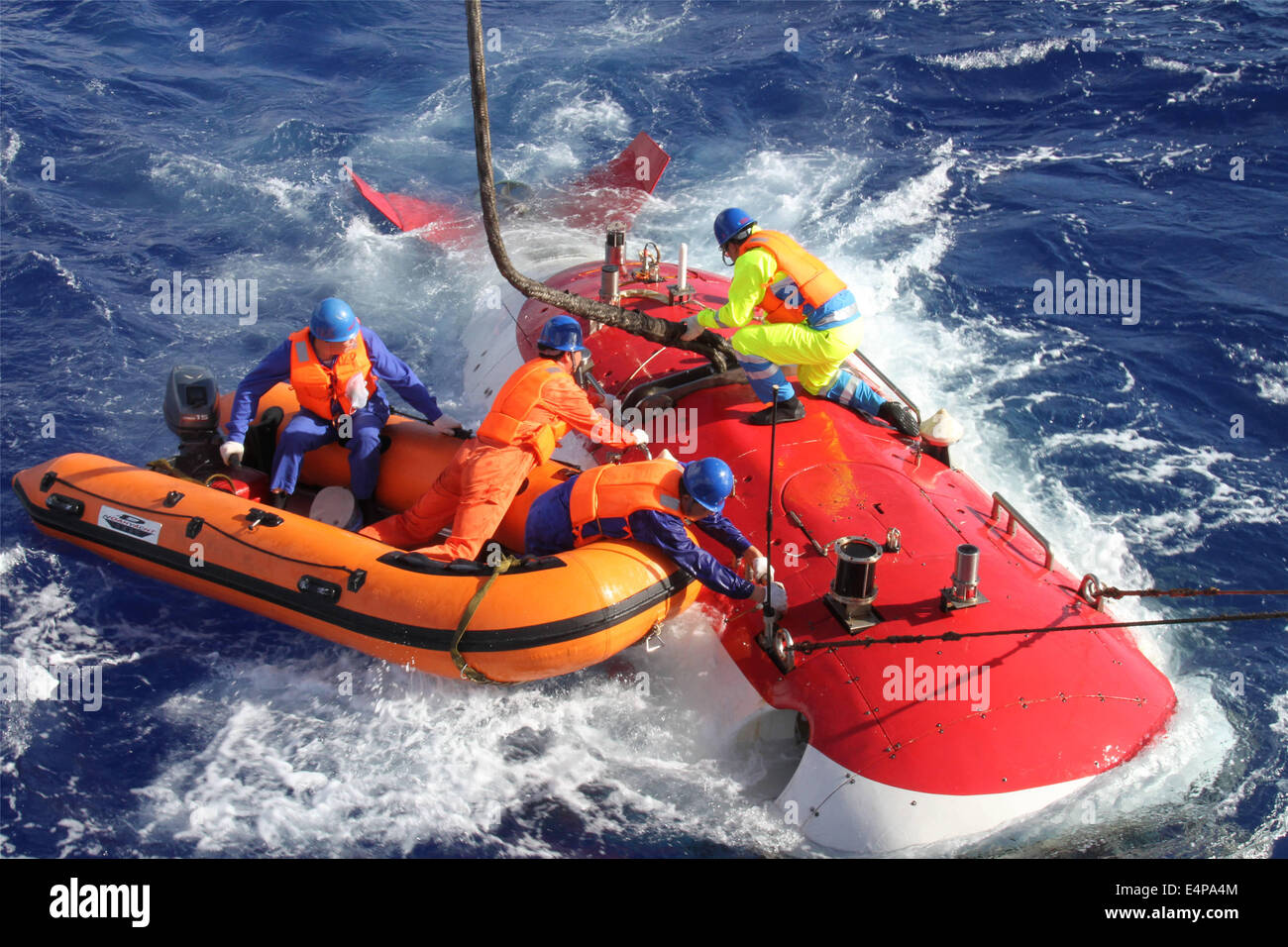 (140716) -- XIANGYANGHONG 09, 16 luglio 2014 (Xinhua) -- i membri dello staff svelare i cavi per la Cina del presidiato di sommergibile Jiaolong per renderlo tuffarsi in mare per la ricerca scientifica, 16 luglio 2014. Jiaolong e la sua nave appoggio la Xiangyanghong 09 sono su una ricerca scientifica viaggio nel nord-ovest pacifico, durante la quale sarà la ricerca di cobalto-ricca di croste e forme di vita che popolano il fondo del mare. (Xinhua/Luo Sha) (lfj) Foto Stock