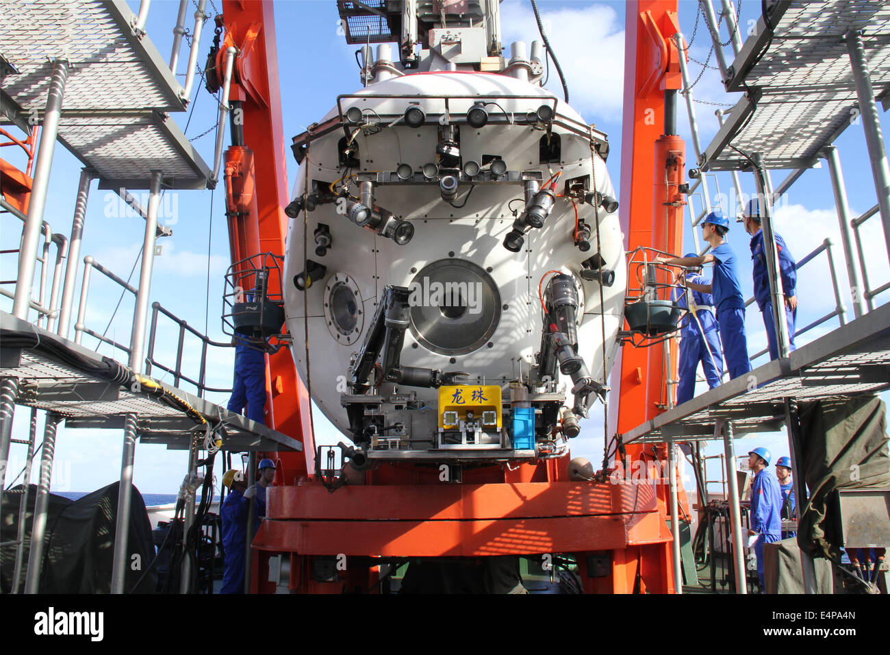 (140716) -- XIANGYANGHONG 09, 16 luglio 2014 (Xinhua) -- la Cina del presidiato di sommergibile Jiaolong si prepara ad essere rilasciato in mare per la ricerca scientifica dal suo vettore Xiangyanghong 09, 16 luglio 2014. Jiaolong e la sua nave appoggio la Xiangyanghong 09 sono su una ricerca scientifica viaggio nel nord-ovest pacifico, durante la quale sarà la ricerca di cobalto-ricca di croste e forme di vita che popolano il fondo del mare. (Xinhua/Luo Sha) (lfj) Foto Stock