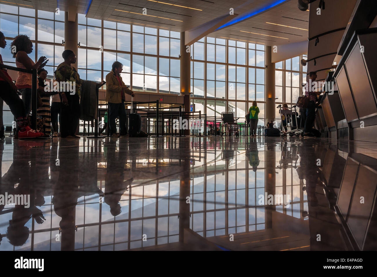 I viaggiatori di aria in attesa in linea nel terminal internazionale di Atlanta International Airport di Atlanta, Georgia, Stati Uniti d'America. Foto Stock
