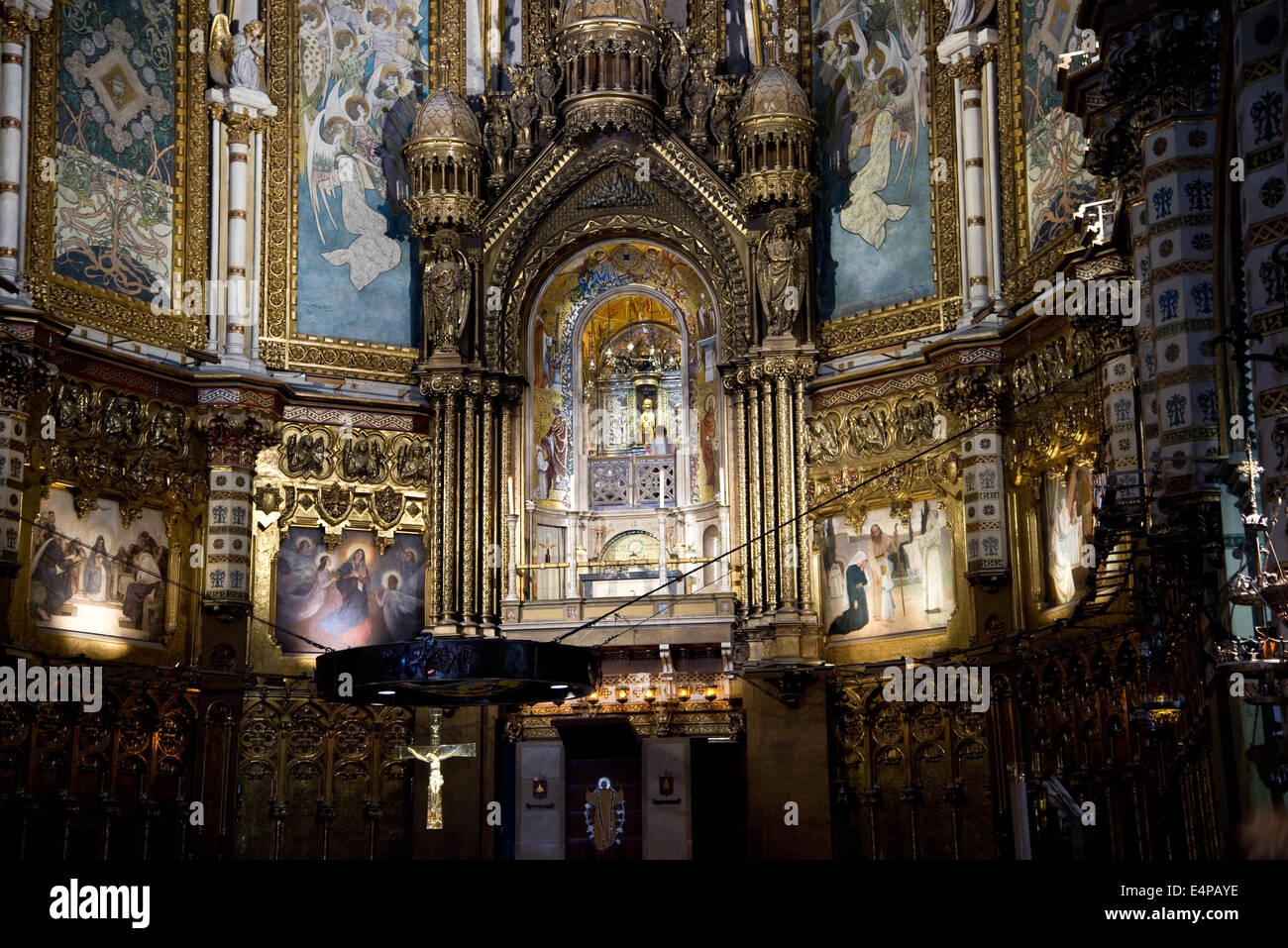 Un Santuario Dove Si Venera La Madonna Nera Montserrat è un multi-picco montagna in Spagna dove si trova l'Abbazia