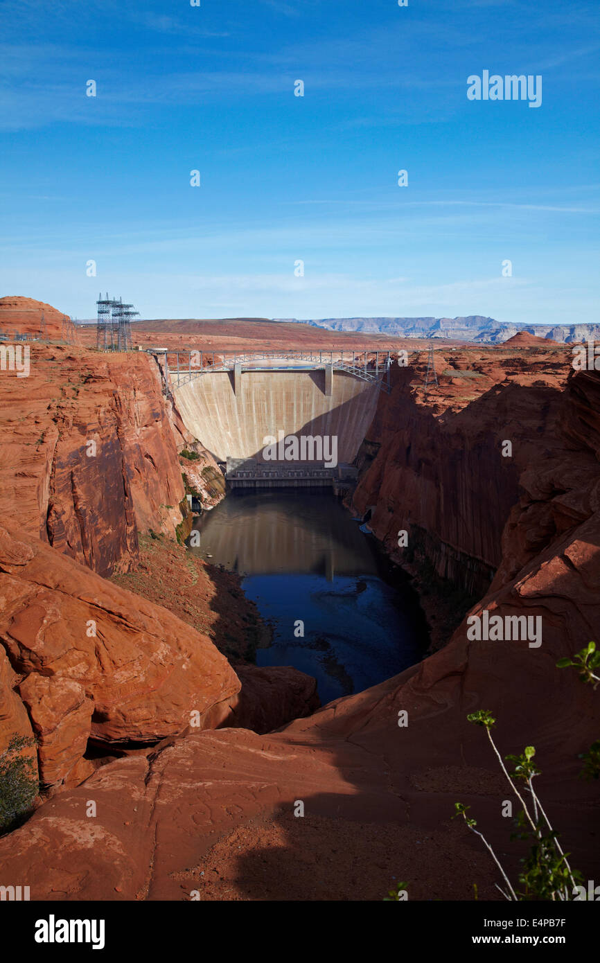 Glen Canyon Dam attraverso il Fiume Colorado vicino a pagina, Arizona, Stati Uniti d'America Foto Stock