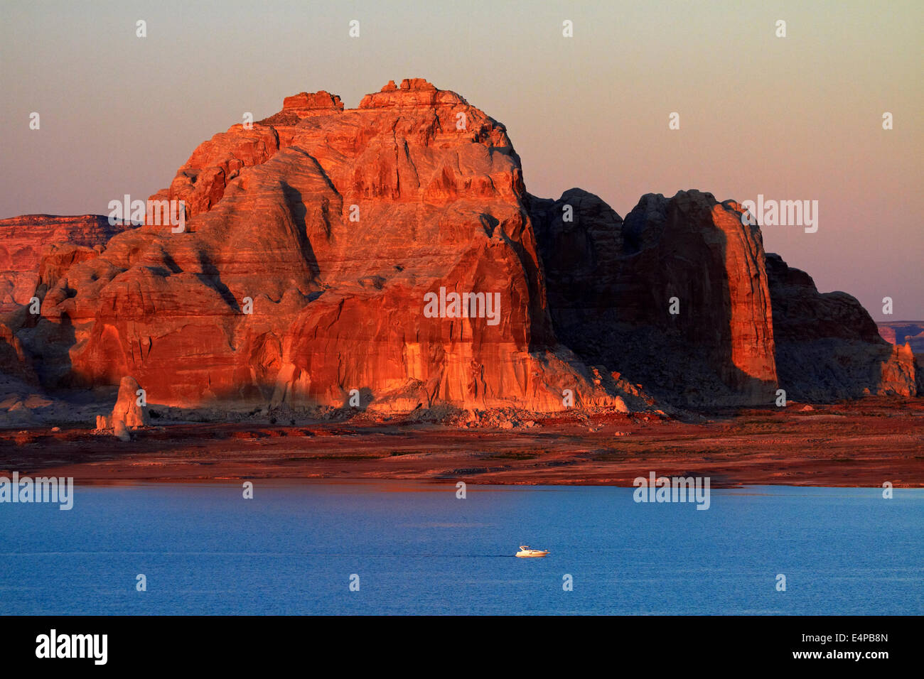 Barca sul Lago Powell nei pressi di Wahweap, vicino pagina, Arizona, e luce in ritardo su lontano litorale (in Utah), STATI UNITI Foto Stock