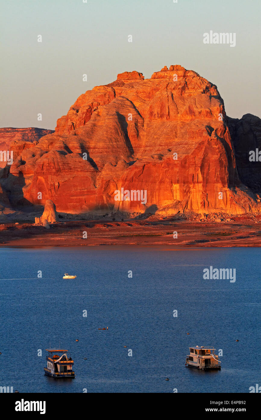 Case galleggianti sul Lago Powell a Wahweap, vicino pagina, Arizona, e la fine di luce sul litorale lontano nello Utah, Stati Uniti d'America Foto Stock