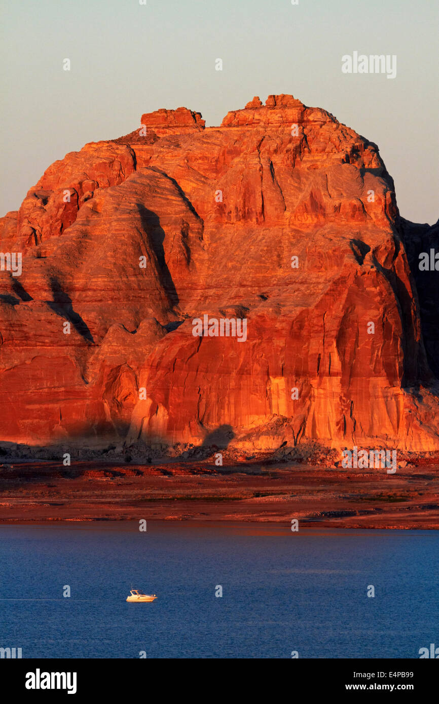 Barca sul Lago Powell nei pressi di Wahweap, vicino pagina, Arizona, e luce in ritardo su lontano litorale (in Utah), STATI UNITI Foto Stock