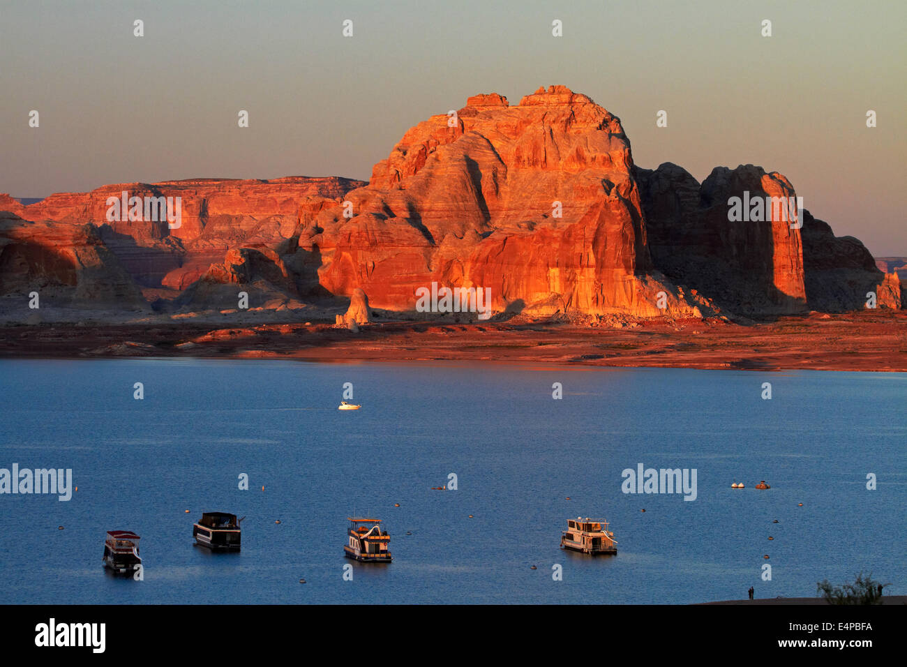 Case galleggianti sul Lago Powell a Wahweap, vicino pagina, Arizona, e la fine di luce sul litorale lontano nello Utah, Stati Uniti d'America Foto Stock