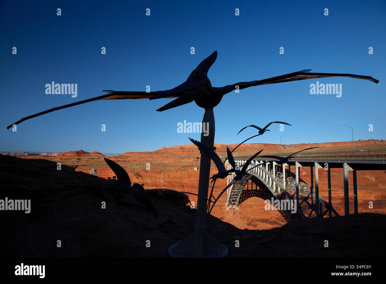 Pteranodon battenti rettile scultura e Glen Canyon Bridge attraverso il Fiume Colorado appena al di sotto del Glen Canyon Dam, vicino pagina, Arizona, Foto Stock