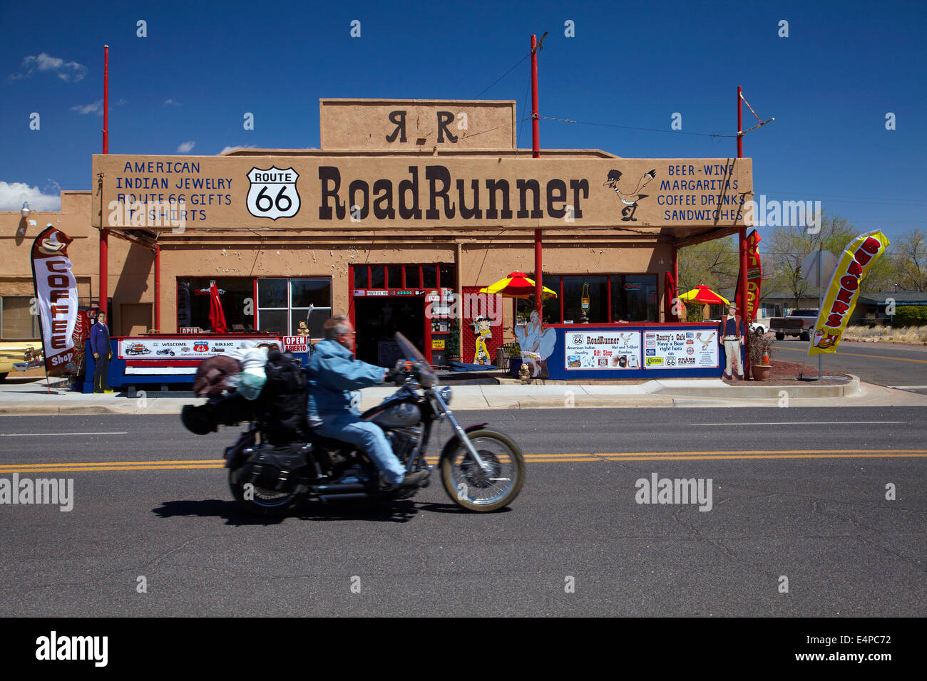Motocicletta passando Roadrunner shop, Seligman, storico U.S. Route 66, Arizona, Stati Uniti d'America Foto Stock