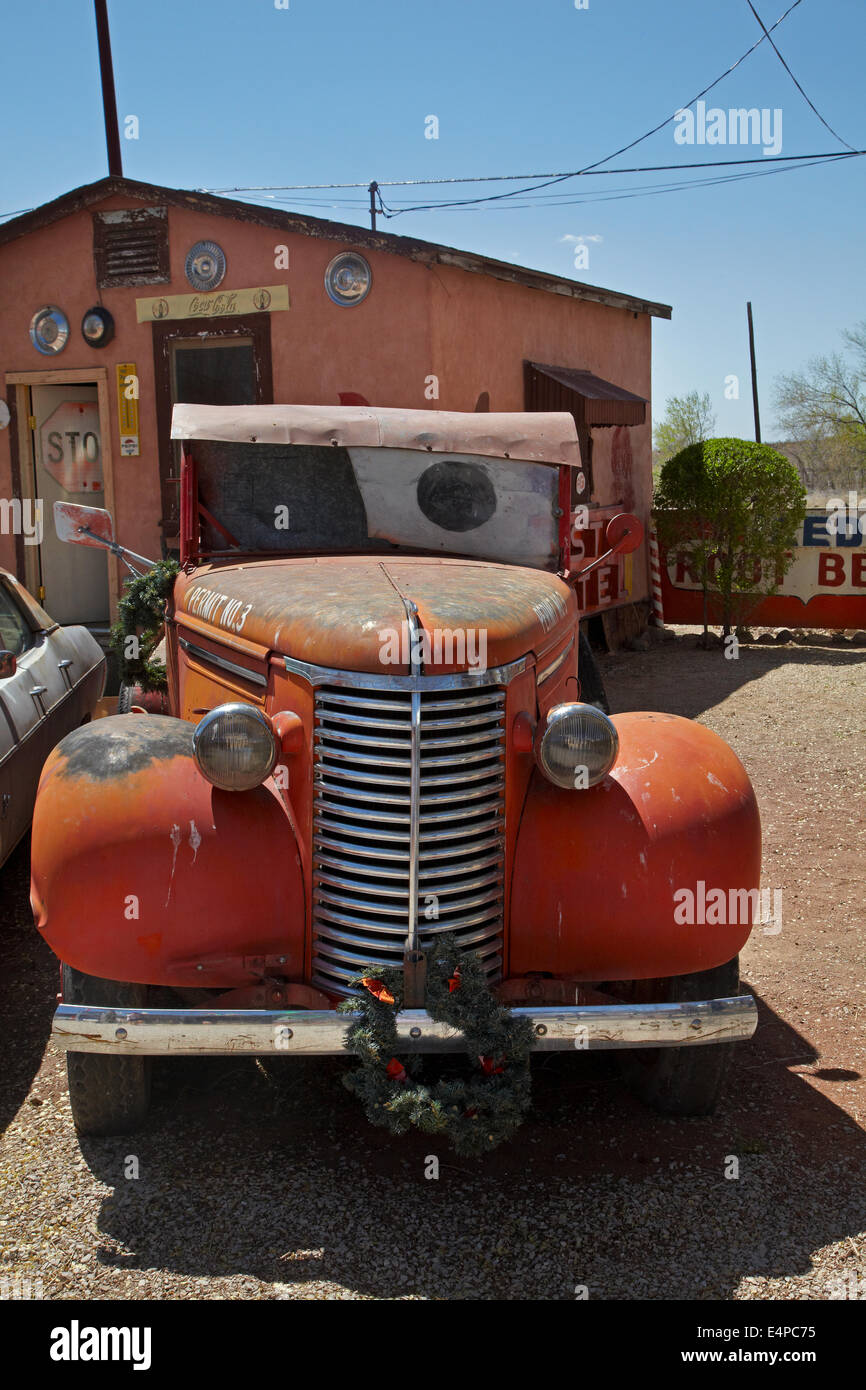 Vecchio veicolo dietro Delgadillo del cappuccio di neve, Seligman, storico U.S. Route 66, Arizona, Stati Uniti d'America Foto Stock