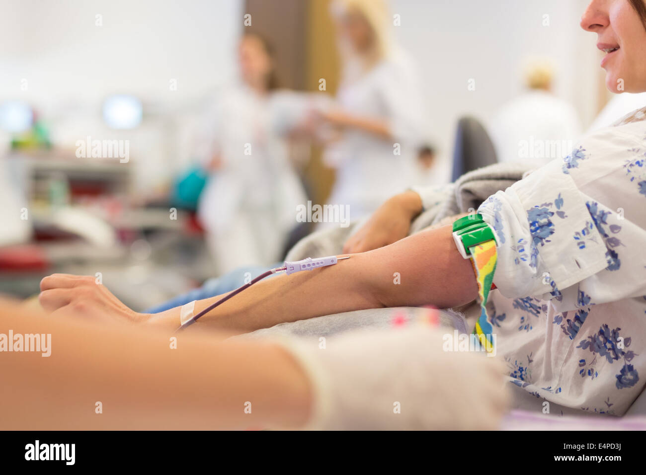 Infermiere e donatore di sangue alla donazione. Foto Stock