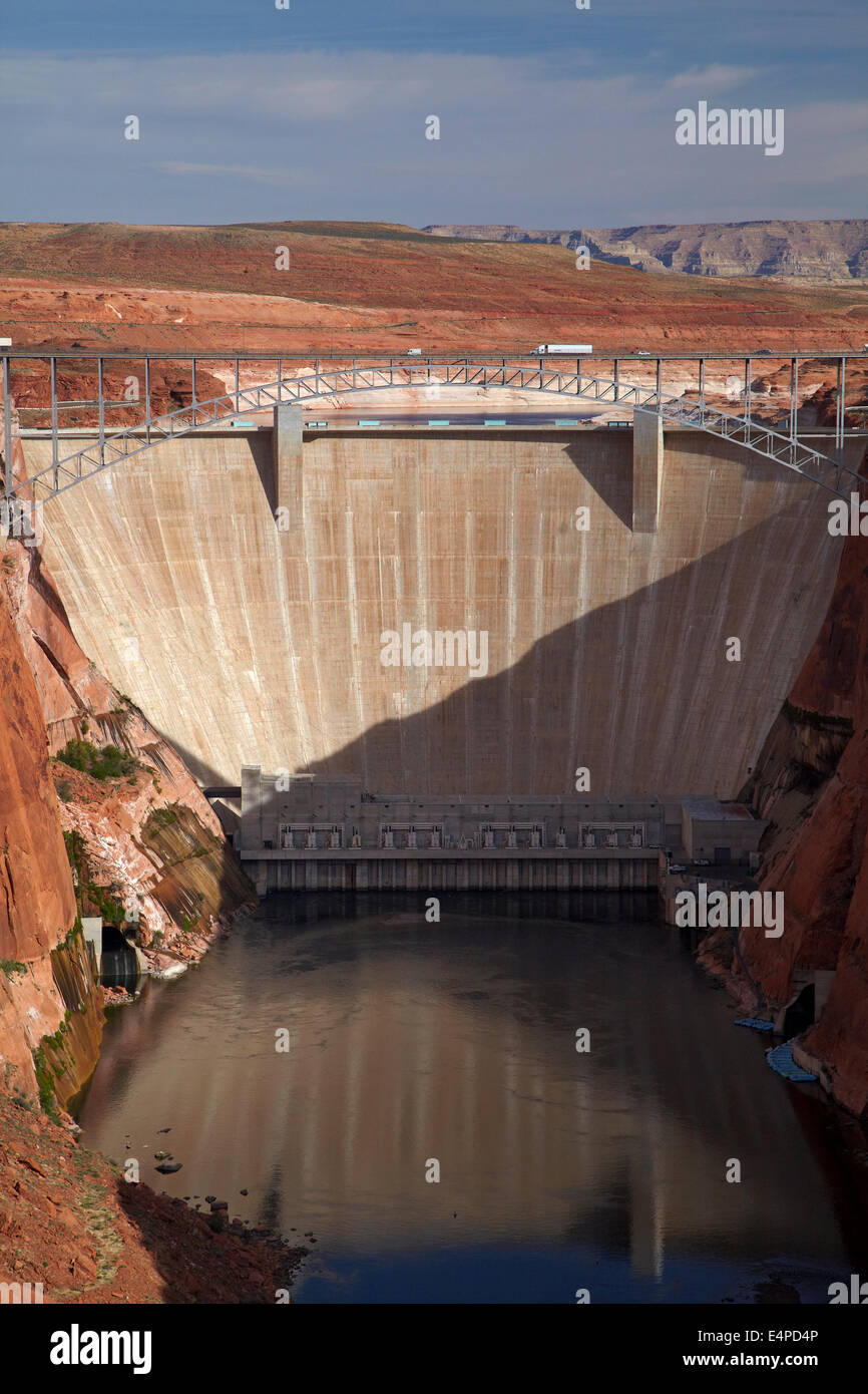 Glen Canyon Dam attraverso il Fiume Colorado vicino a pagina, Arizona, Stati Uniti d'America Foto Stock