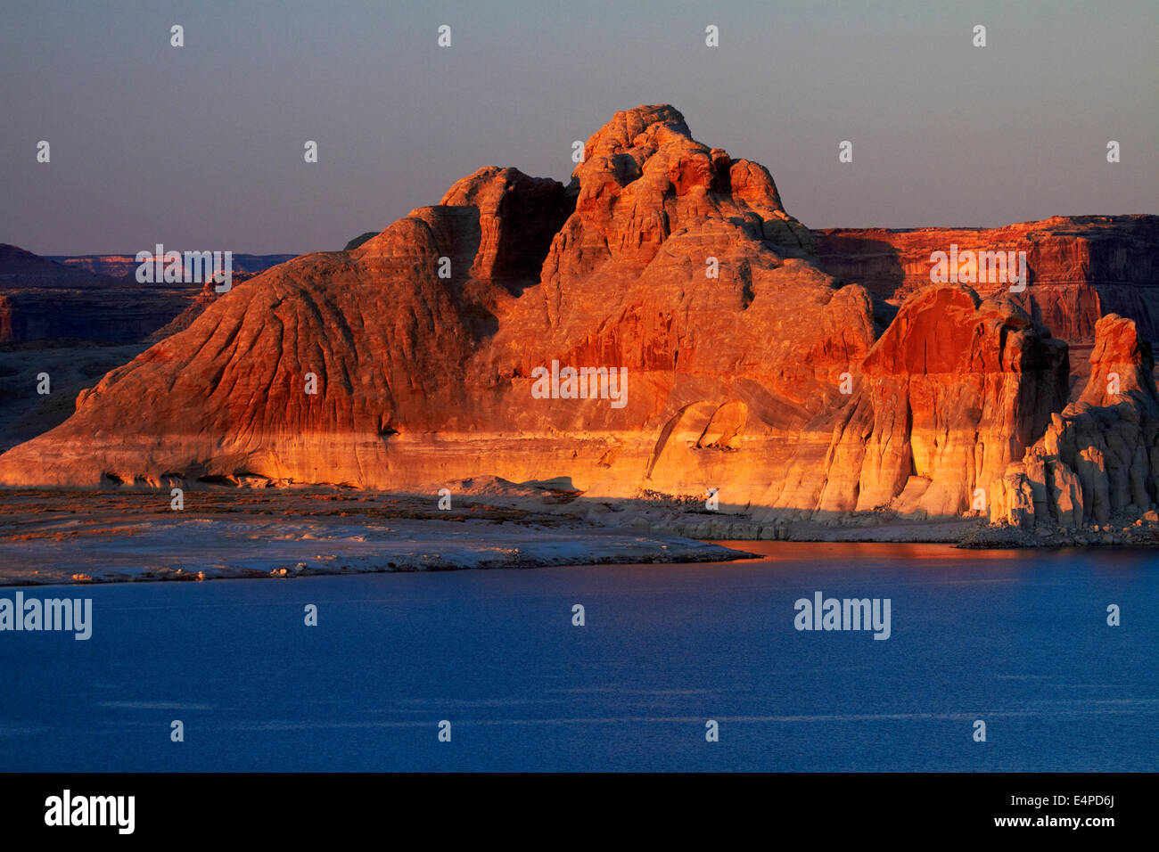 Il Lake Powell nei pressi di Wahweap, vicino pagina, Arizona, e luce in ritardo su lontano litorale (in Utah), STATI UNITI Foto Stock