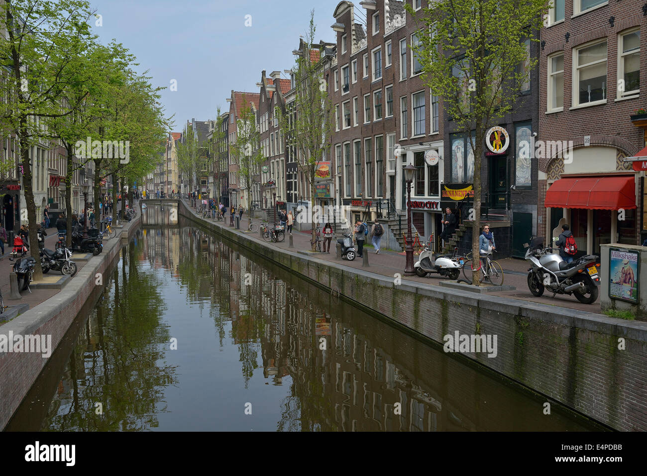 Su Oudezijds Achterburgwal canal, Amsterdam, Olanda Foto Stock