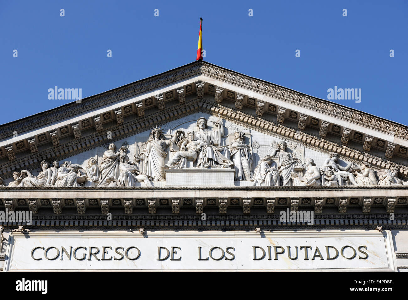 Frontone presso il palazzo del parlamento, progettato nel 1864 da Ponciano Ponzano, Congresso dei Deputati , parte della Cortes Generales Foto Stock