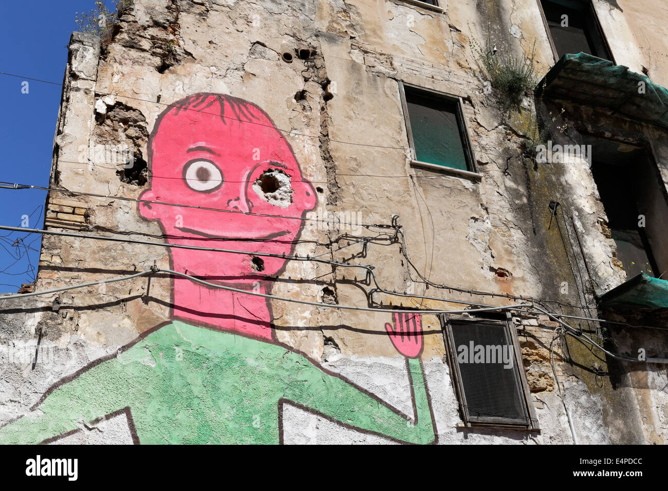 La figura con una testa di colore rosso, murale su un run-down house nel centro storico di Palermo, in provincia di Palermo, Sicilia, Italia Foto Stock