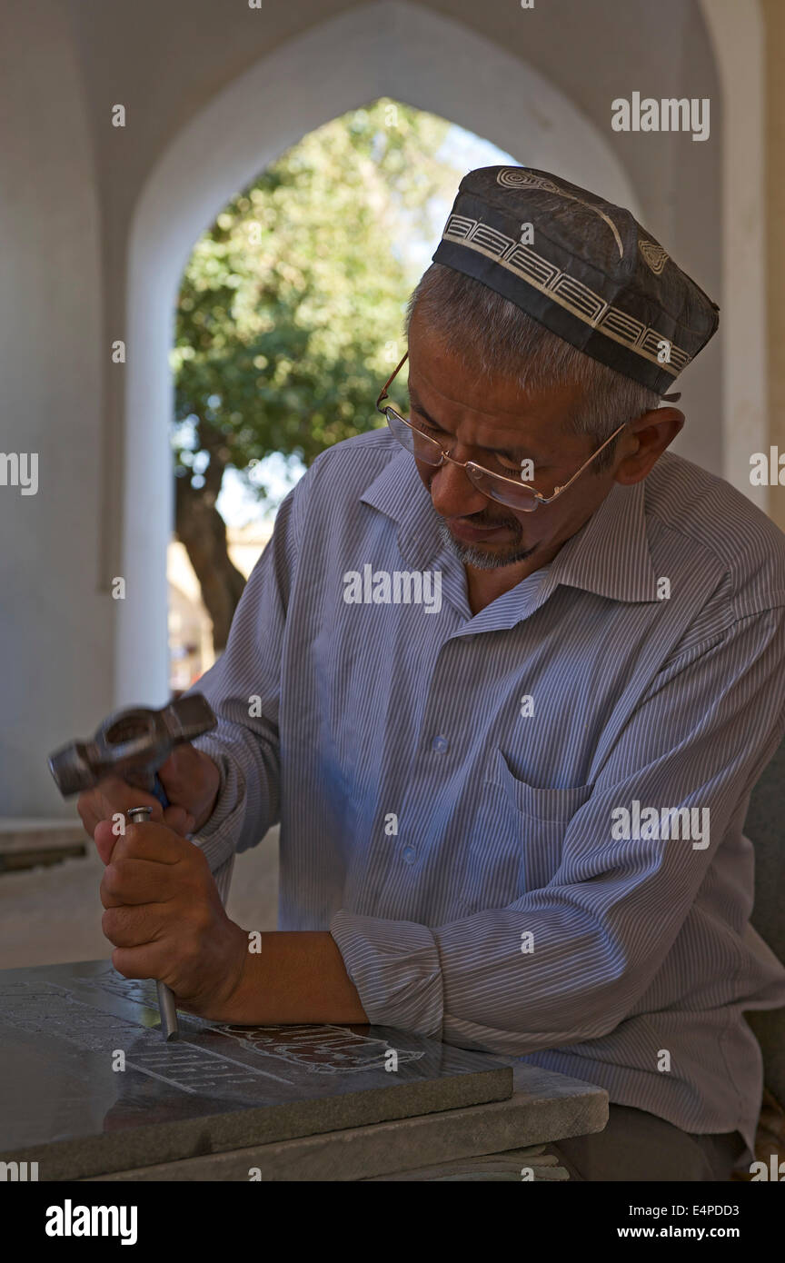 Scalpellino scalpellare una tomba di pietra, Shakhrisabz, Shar-e Sabz o Shahrisabz, Uzbekistan Foto Stock