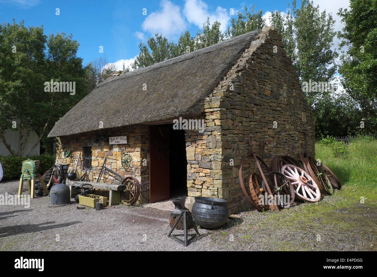 Antica fucina, Kerry Bog Village Museum, County Kerry County Kerry, Irlanda Foto Stock