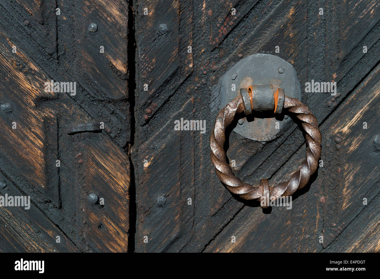 Forgiato a mano la maniglia della porta, la vecchia chiesa di legno, Djursdala, Småland, Svezia Foto Stock