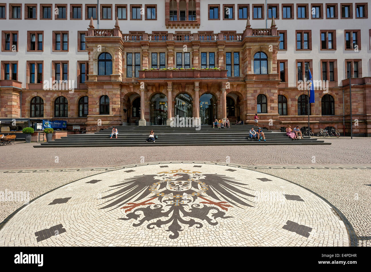 Mosaico, Imperial Eagle dell'impero tedesco dal 1888, Wappeninsel, Municipio nuovo Schlossplatz square, Wiesbaden, Hesse Foto Stock