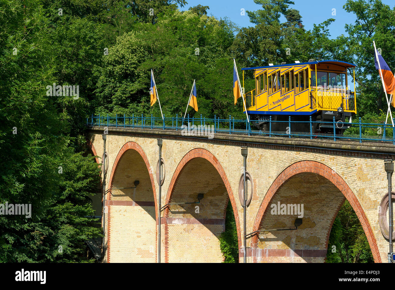 Nerobergbahn rack storica funicolare da 1888 sul viadotto, Neroberg, Wiesbaden, Hesse, Germania Foto Stock