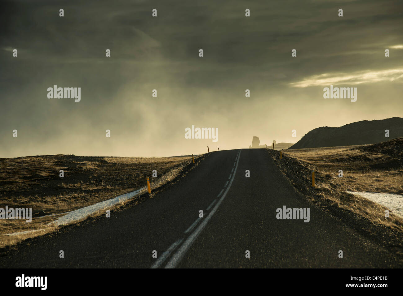 Paese deserta strada durante la pioggia, Malariff sul retro, Penisola Snaefellsness, Islanda Foto Stock