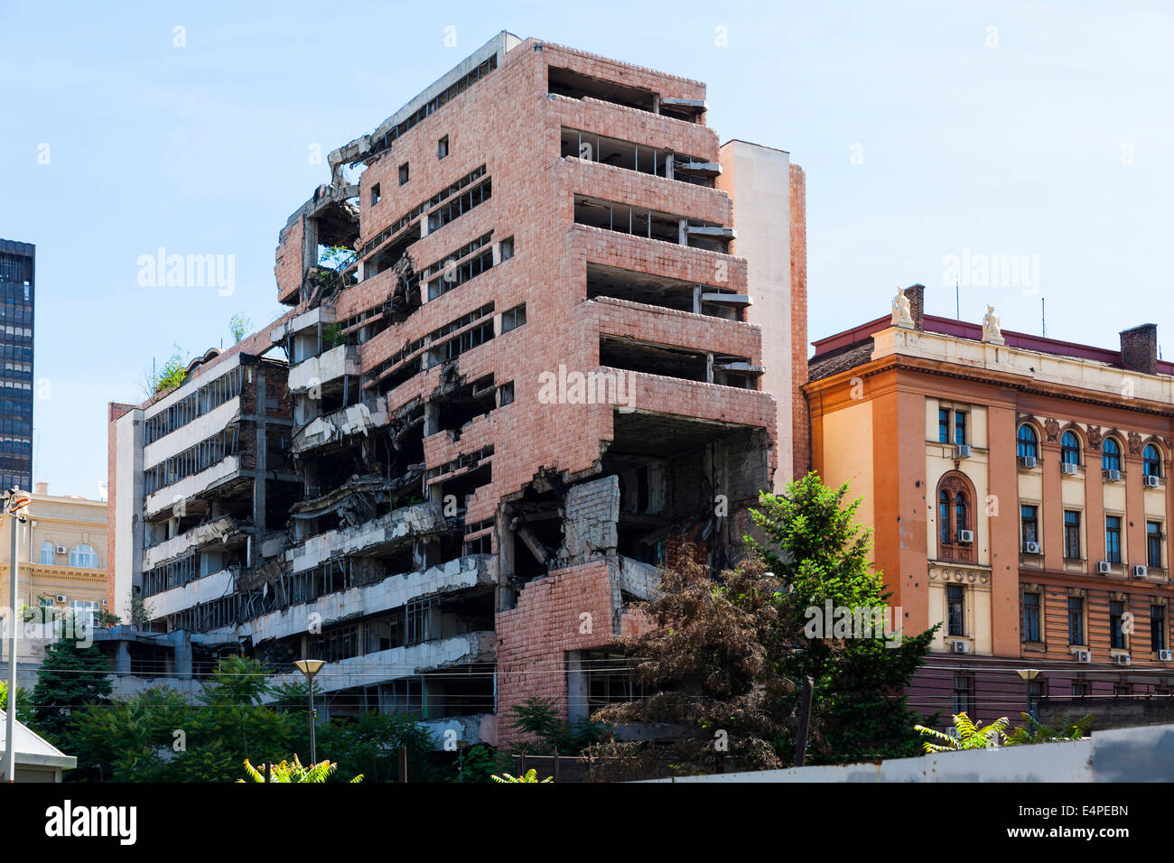 Resti di un edificio governativo ha bombardato dalla Nato durante le guerre jugoslave, Savski Venac, New Belgrade, Belgrado, Serbia Foto Stock